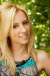 Portrait of a happy young woman posing in a park - Outdoor. Vert