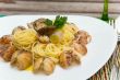 Spaghetti with razorshelsl and olive oil