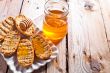 crackers in plate and honey 