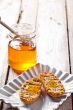 crackers in plate and honey 